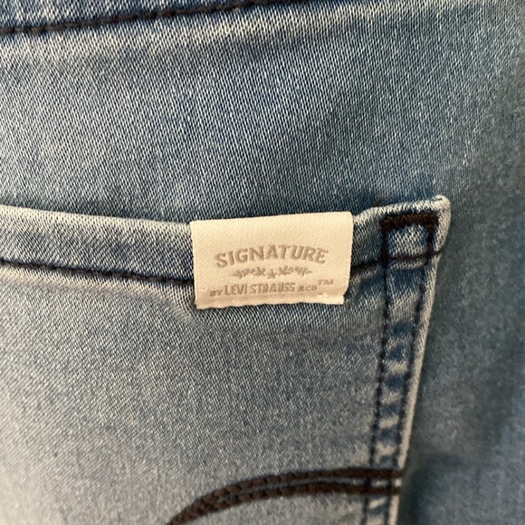 Levi’s signature denim joggers. Size 8 - Picture 5 of 9